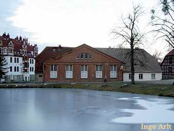 Wassermhle Basedow - Blick ber den Mhlenteich auf Mhle und Schlo