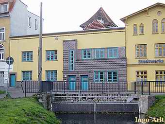 Wasserkraftwerk Gstrow - Ansicht mit Wasserturm 