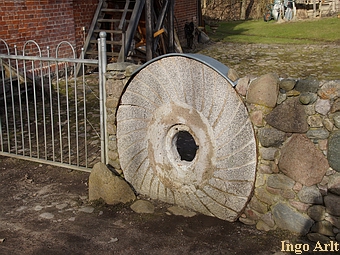 Wassermhle Mhlen Eichsen -  Auffahrt mit Mahlstein