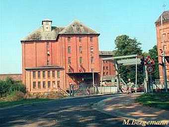 Mühle Findenwirunshier Neu Kaliß - Einfahrt zum Mühlenkomplex über Klappbrücke