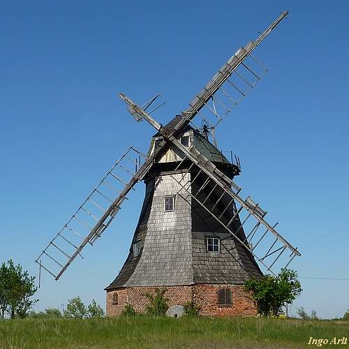 Windmhle Ruchow - stark sanierungsbedrftige Mhle mit verfallenden Flgelkreuz 2011