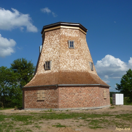 Windmhle Ruchow - Mhle mit neu errichteten Mauerwerk und geschindelten Achtkant 
