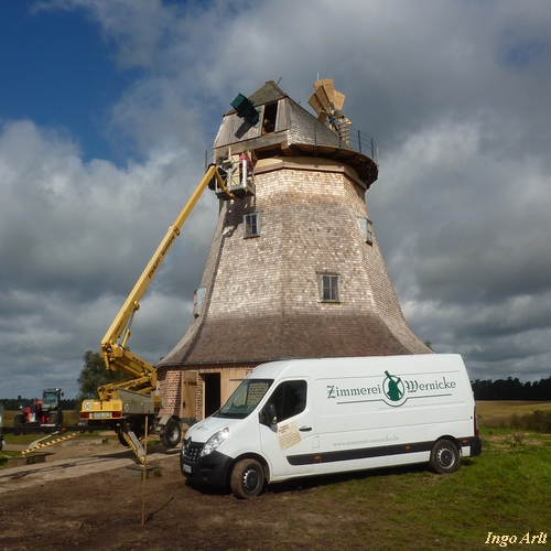Windmhle Ruchow - Aufsetzen der Kappe und Anbringen des Bartbrettes