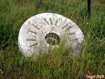 Wassermhle Schloen - Mahlstein als Schild